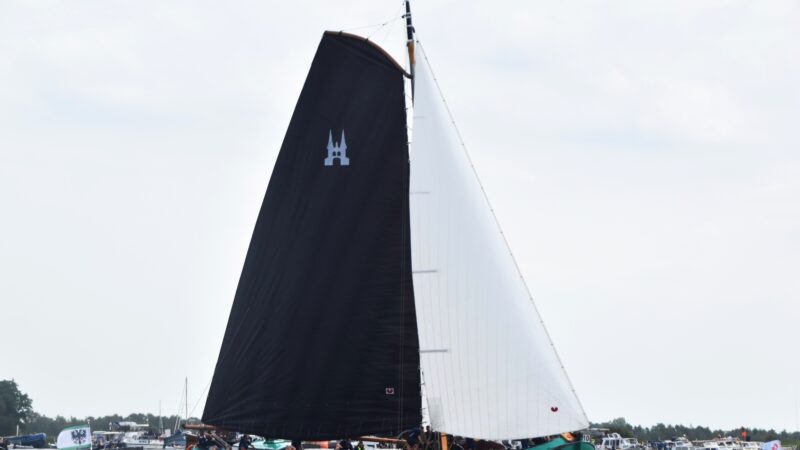 Tweede dagzege skûtsje Sneek op Heegermeer bij Woudsend