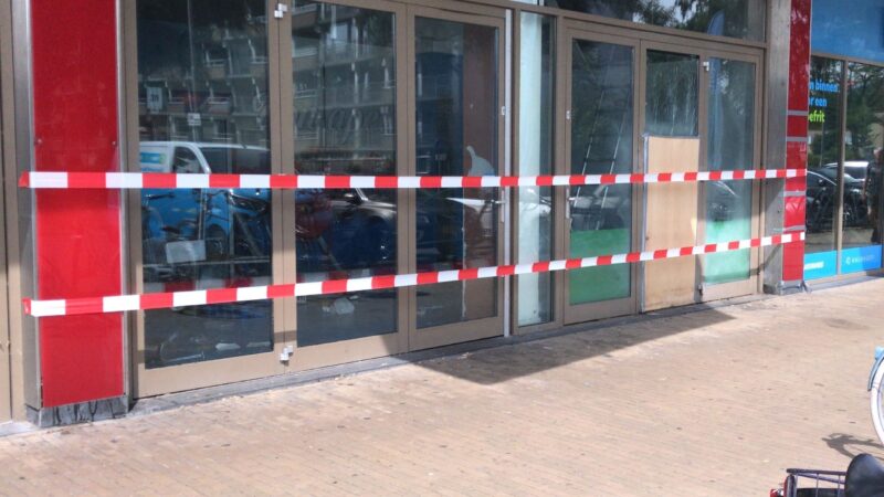 Gevel van winkelpand beschadigd door explosie in Leeuwarden