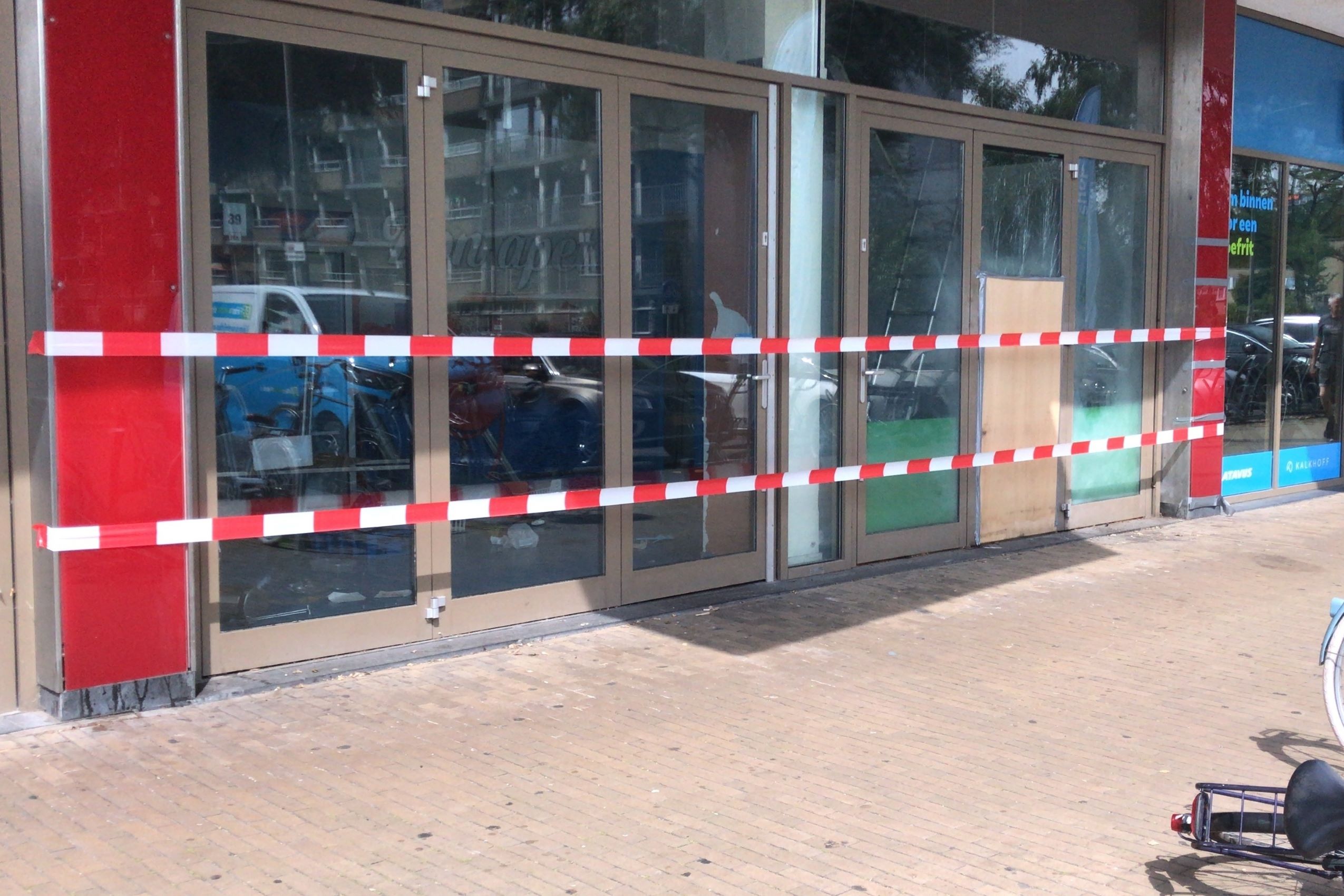 Gevel van winkelpand beschadigd door explosie in Leeuwarden
