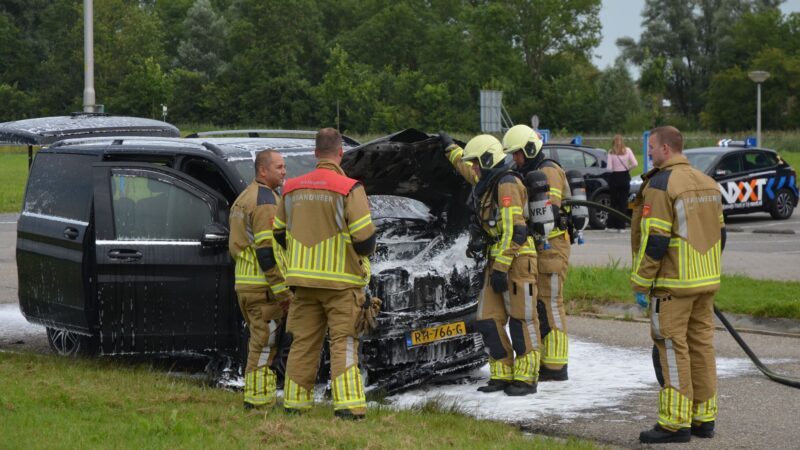 Motorcompartiment bestelbus brandt volledig uit in Leeuwarden