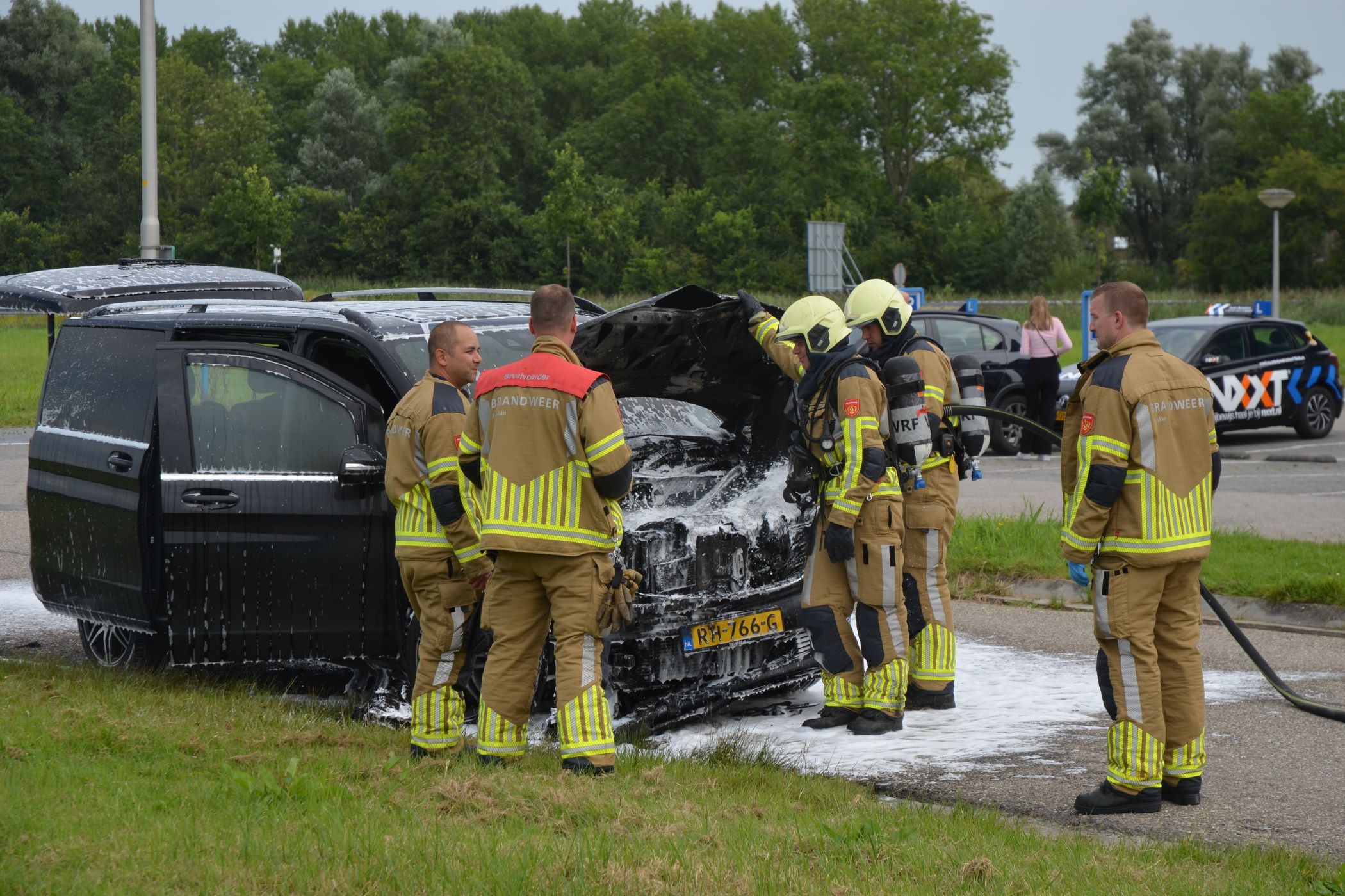 Motorcompartiment bestelbus brandt volledig uit in Leeuwarden