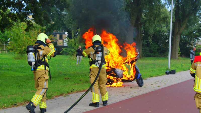 Brandweer blust brandende scooter in Leeuwarden