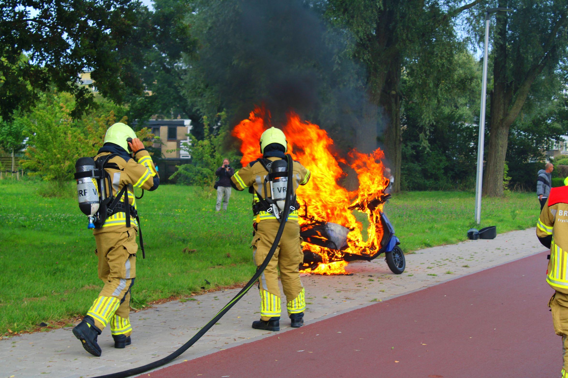 Brandweer blust brandende scooter in Leeuwarden