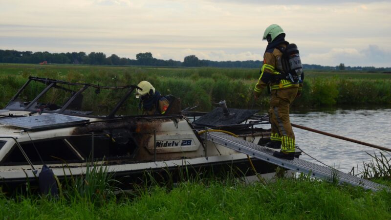 Flinke brand verwoest plezierjacht in Leeuwarden