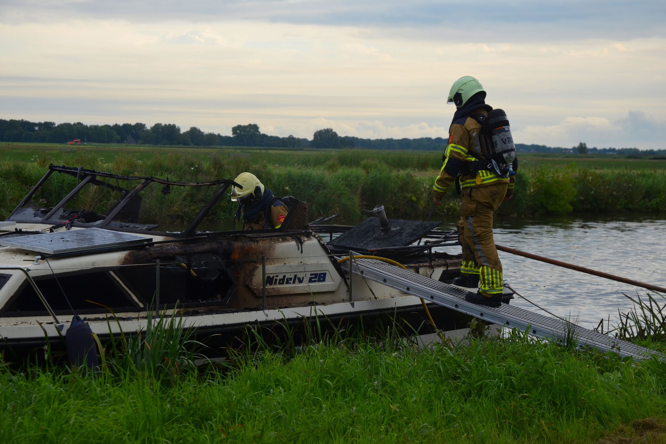 Flinke brand verwoest plezierjacht in Leeuwarden