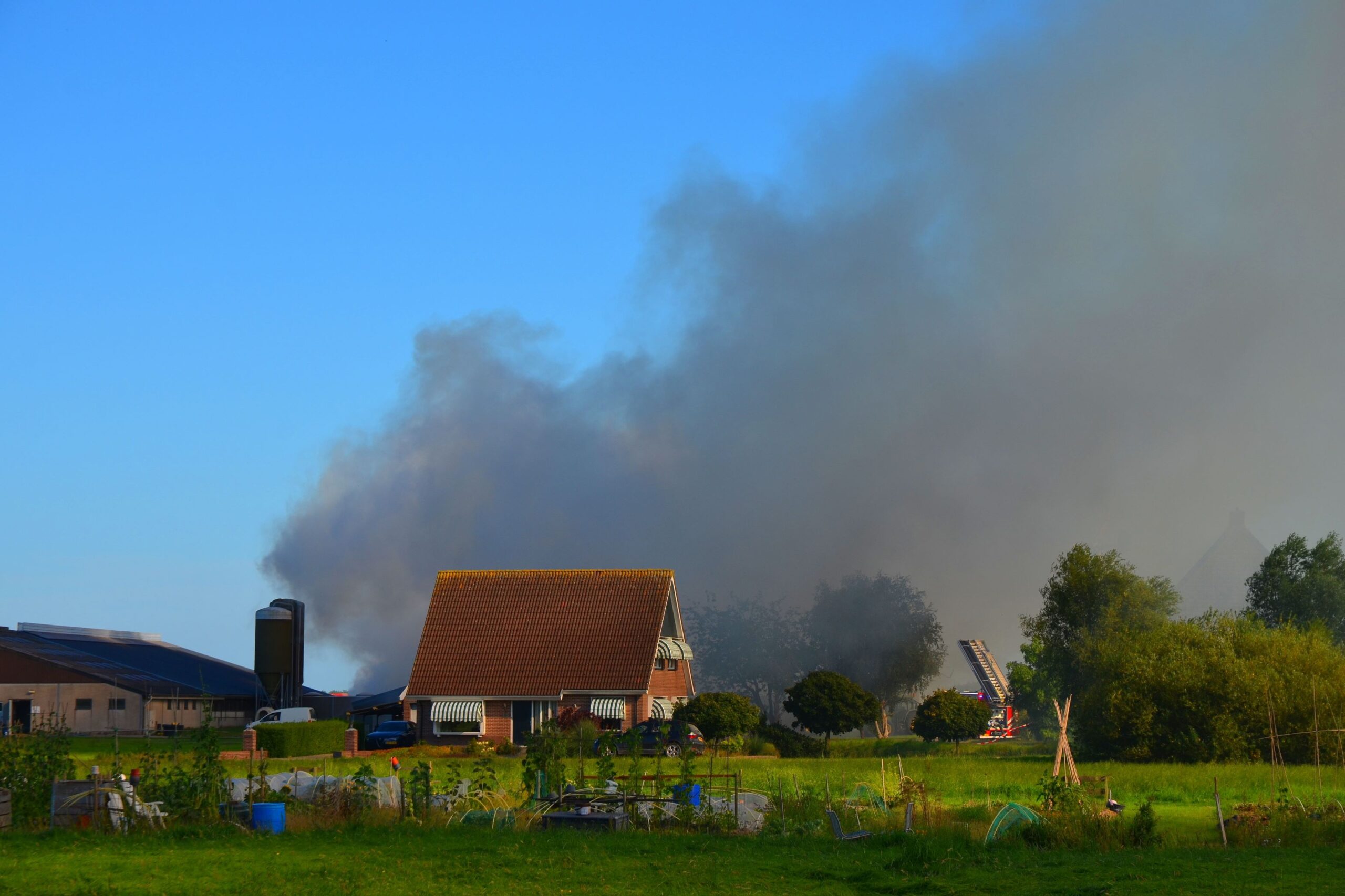 Brand op agrarisch bedrijf in Wergea onder controle