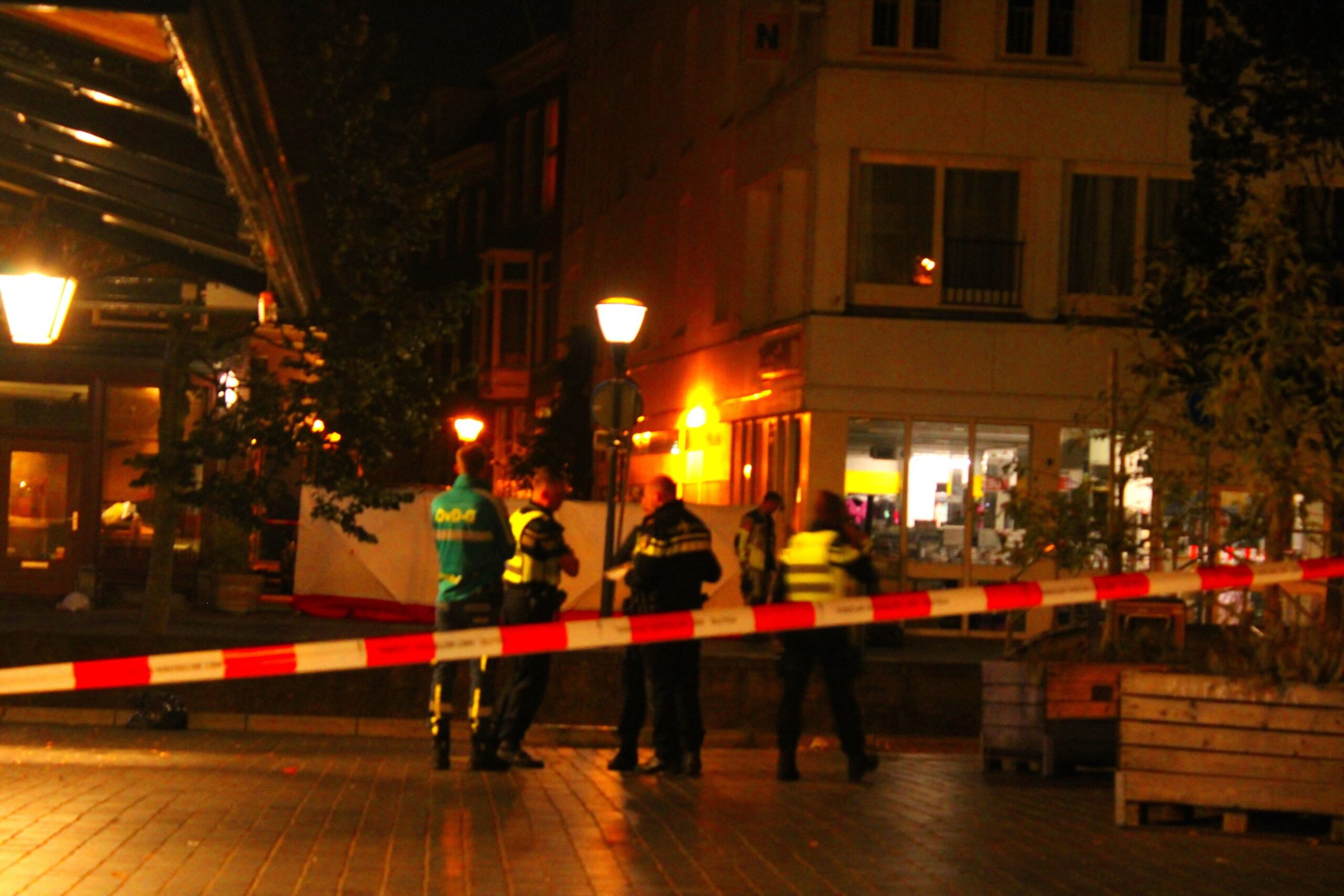 Overleden persoon aangetroffen in gracht bij Waagplein in Leeuwarden; geen misdrijf