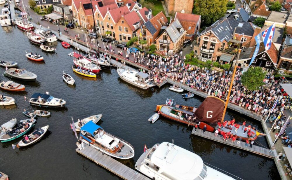 VIDEO Zo verwelkomde Grou kampioen skûtsje Doarp Grou