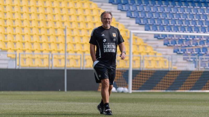 Henk de Jong over de allereerste wedstrijd in het Kooi Stadion: “Dit is uniek, ik verwacht een kolkend stadion”