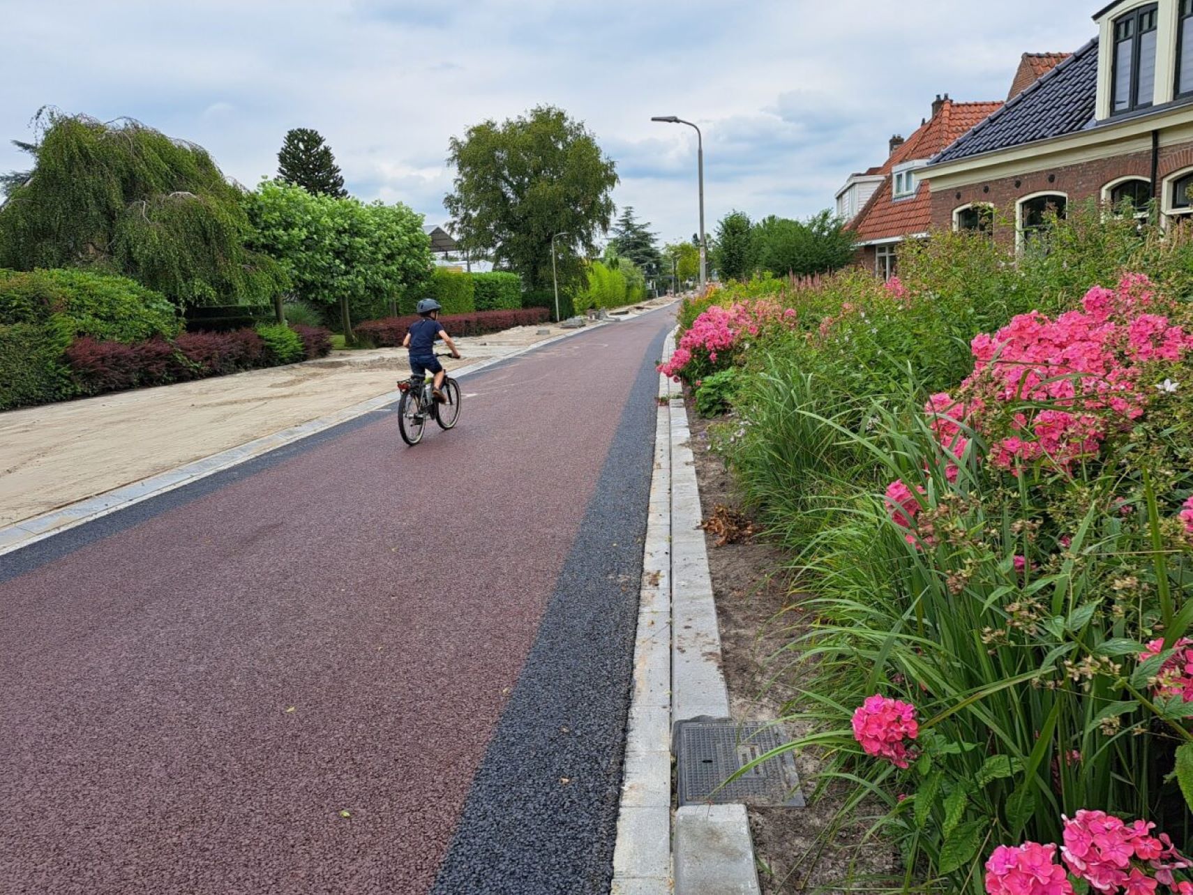 Wethouder Evert Stellingwerf deelt bananen uit aan fietsers om ‘opening’ fietsstraten te vieren