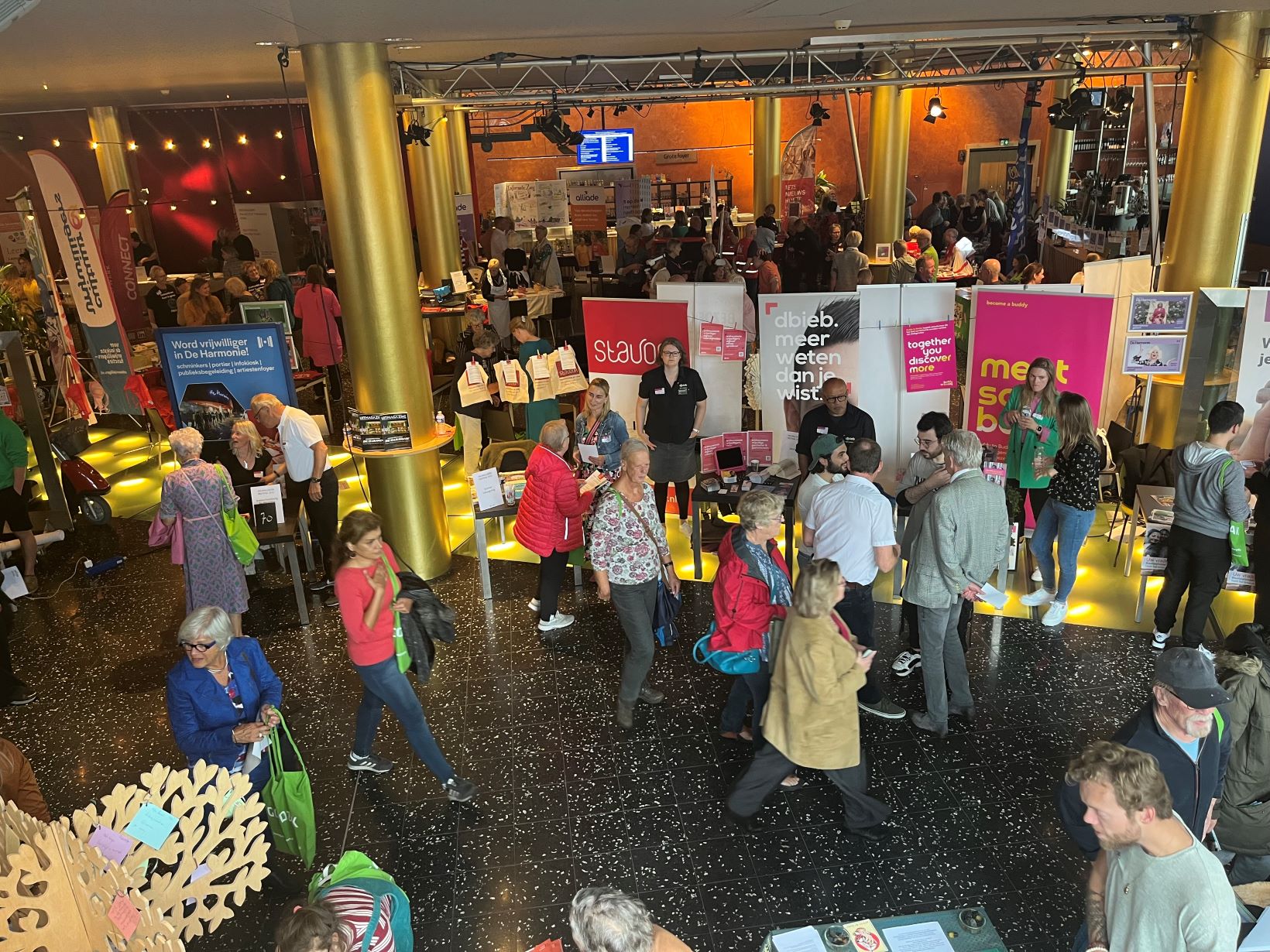 Op zoek naar vrijwilligerswerk in Leeuwarden? Ga naar het Vrijwilligersfestival in Stadsschouwburg de Harmonie