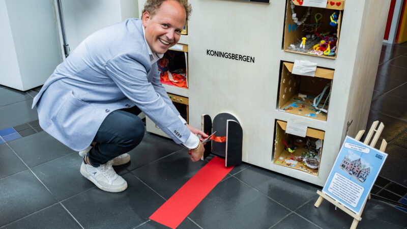 Opening expositie Mini-Monumenten in gemeentehuis Leeuwarden