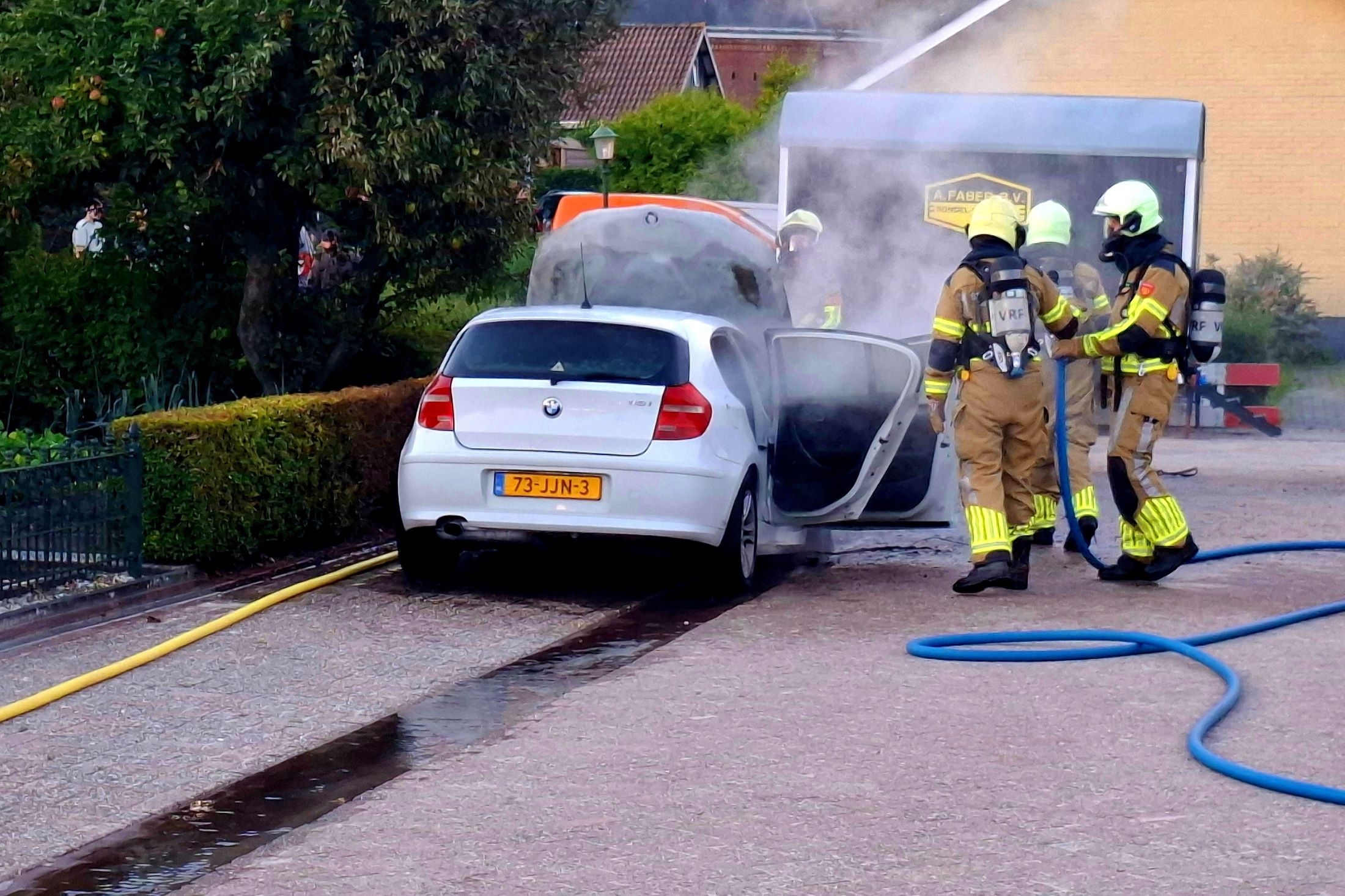 Brandweer blust brandende personenauto in Britsum