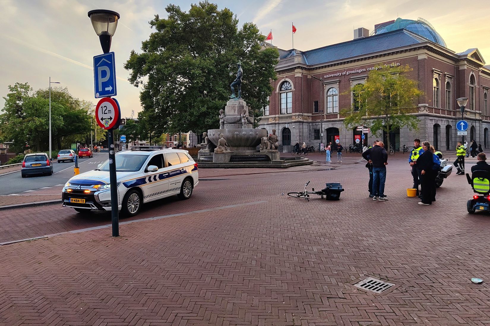 Vrouw op fiets gewond na botsing met scootmobiel in Leeuwarden
