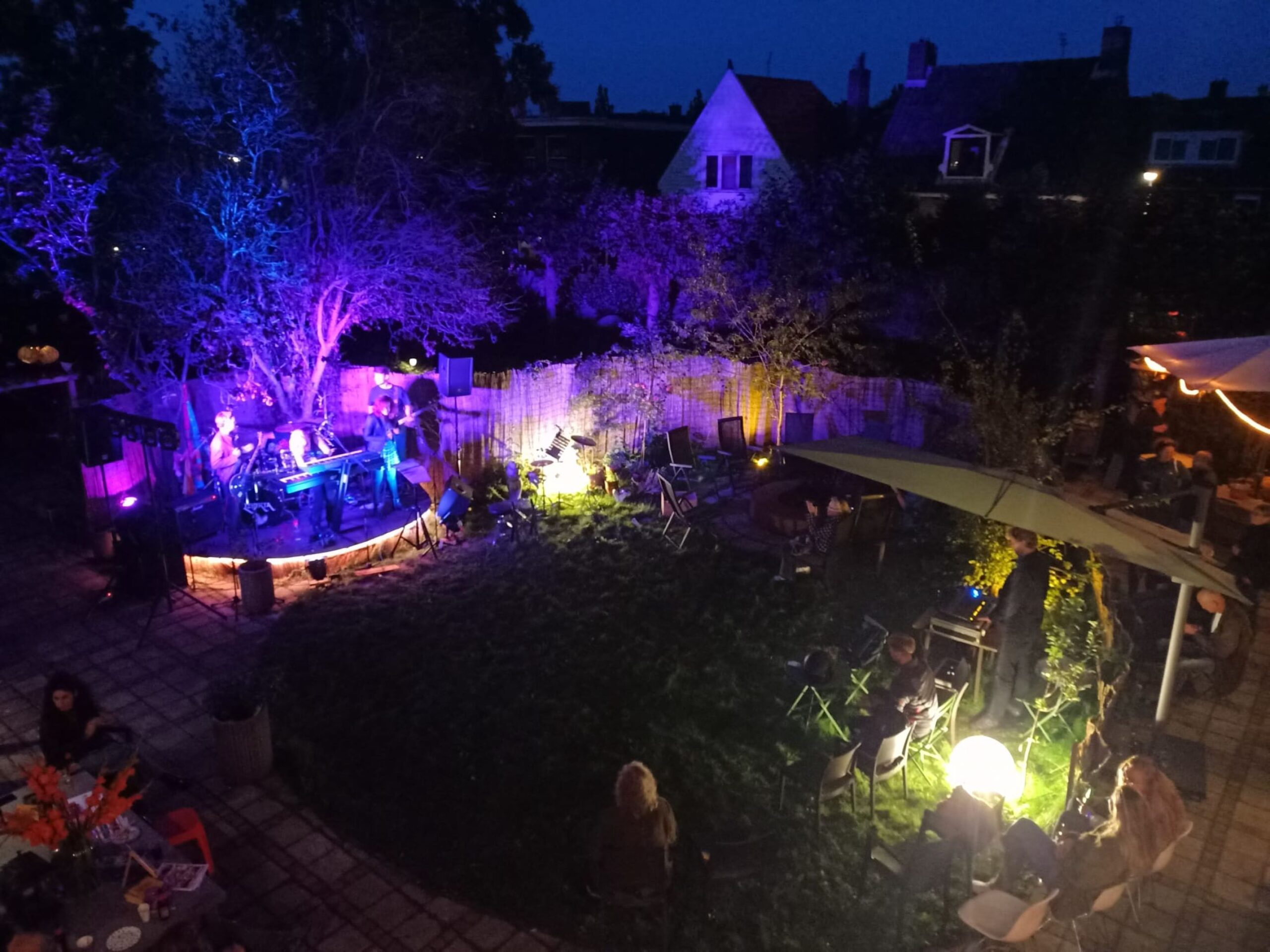 Wijkfeest en Burendag in de Vlietzone met muziek, stadstreintje, springkussen, verwensalon en silent disco