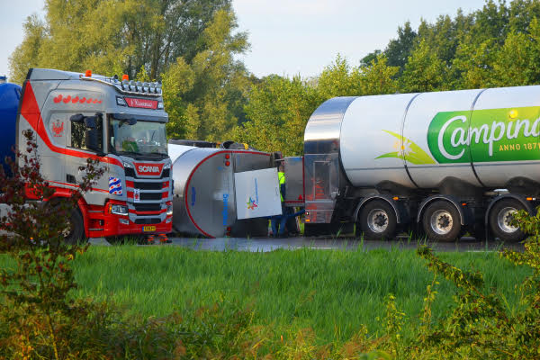 Melkwagen kantelt op Anne Vondelingweg in Leeuwarden