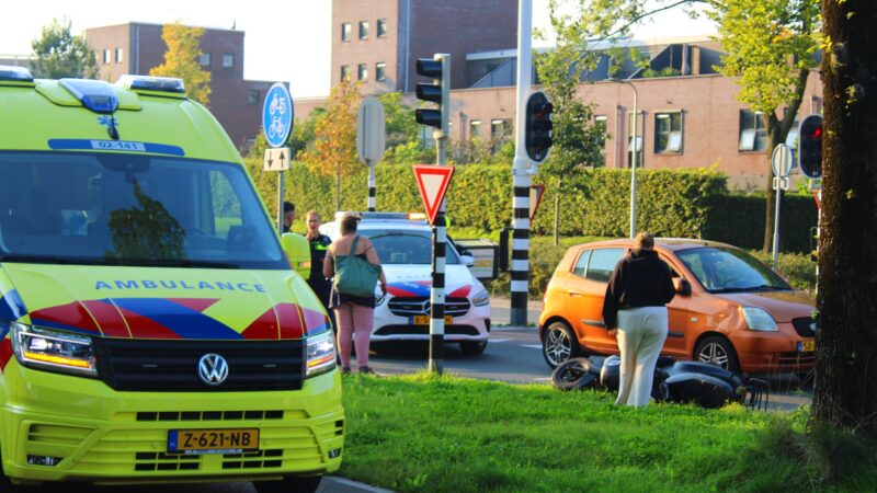 Scooterrijder gewond na botsing met personenauto in Leeuwarden
