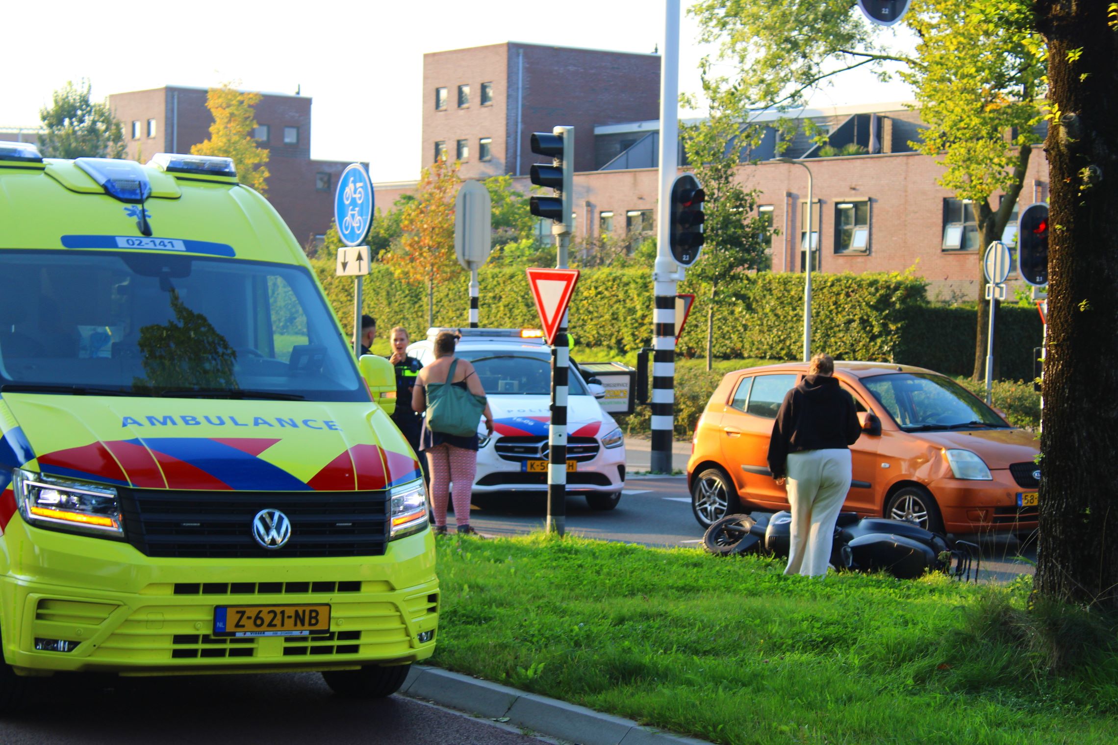 Scooterrijder gewond na botsing met personenauto in Leeuwarden