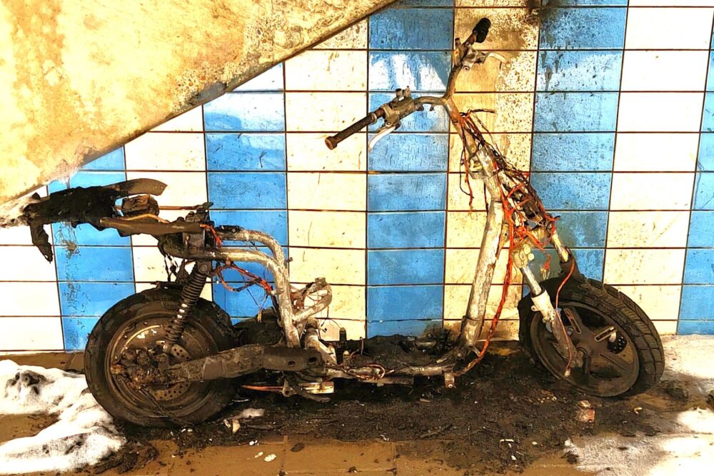 Scooter volledig uitgebrand in M.C. Escher Akwadukt in Leeuwarden