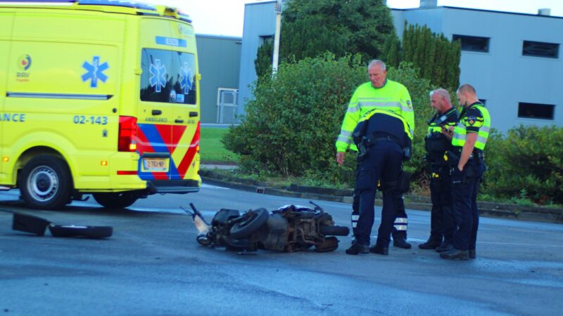 Personenauto rijdt door hek na botsing met scooterrijder in Leeuwarden; scooterrijder gewond