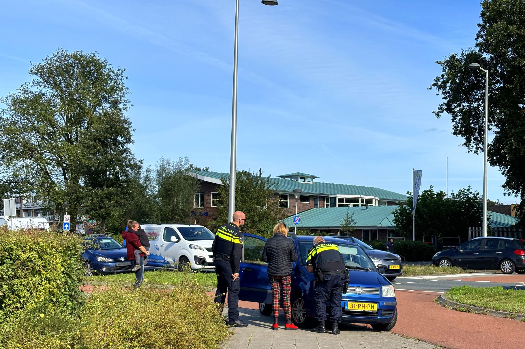 Kind krijgt traumabeertje na botsing in Leeuwarden