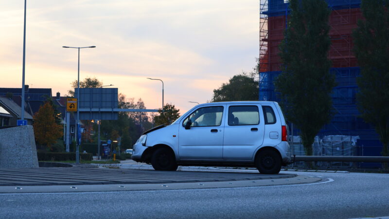 Botsing van twee auto’s op Europaplein in Leeuwarden
