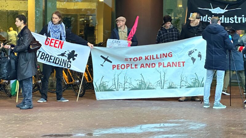 Protest voorafgaand aan bijeenkomst over uitbreiding Vliegbasis Leeuwarden