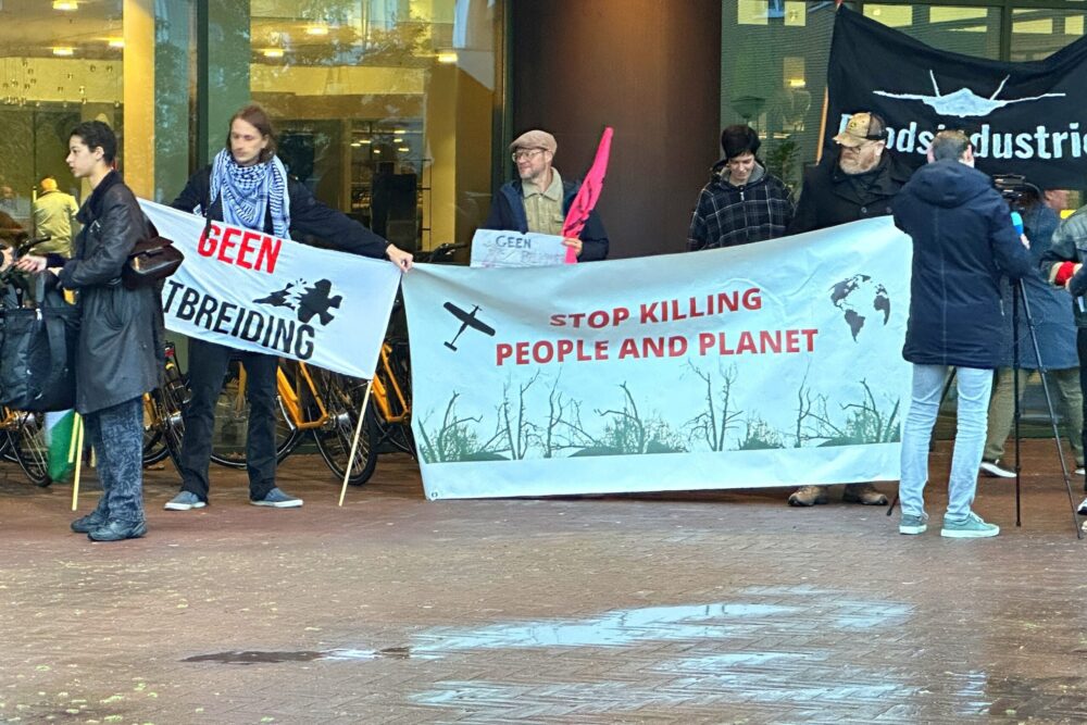 Protest voorafgaand aan bijeenkomst over uitbreiding Vliegbasis Leeuwarden