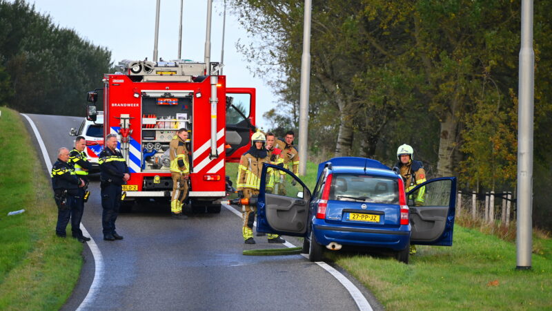 Personenauto vat vlam onder motorkap in Leeuwarden
