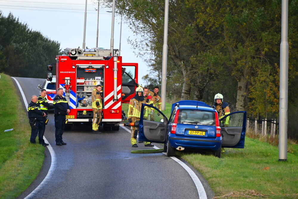 Personenauto vat vlam onder motorkap in Leeuwarden