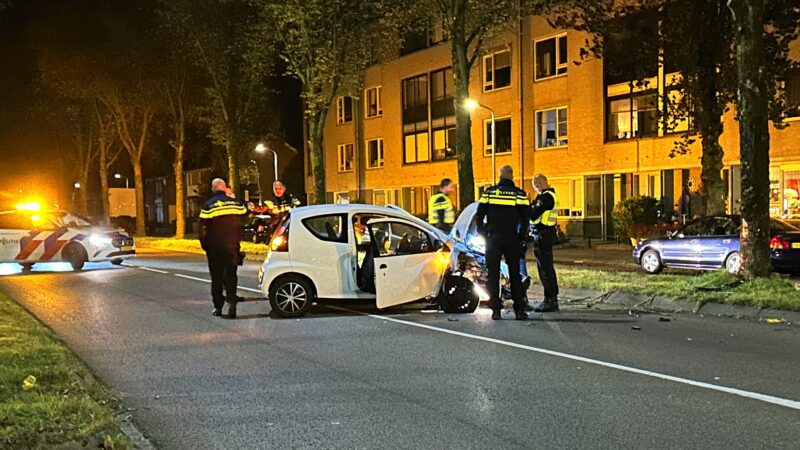 Automobilist botst frontaal op boom in Leeuwarden