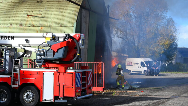 Veel rookontwikkeling bij uitslaande brand in loods in Leeuwarden