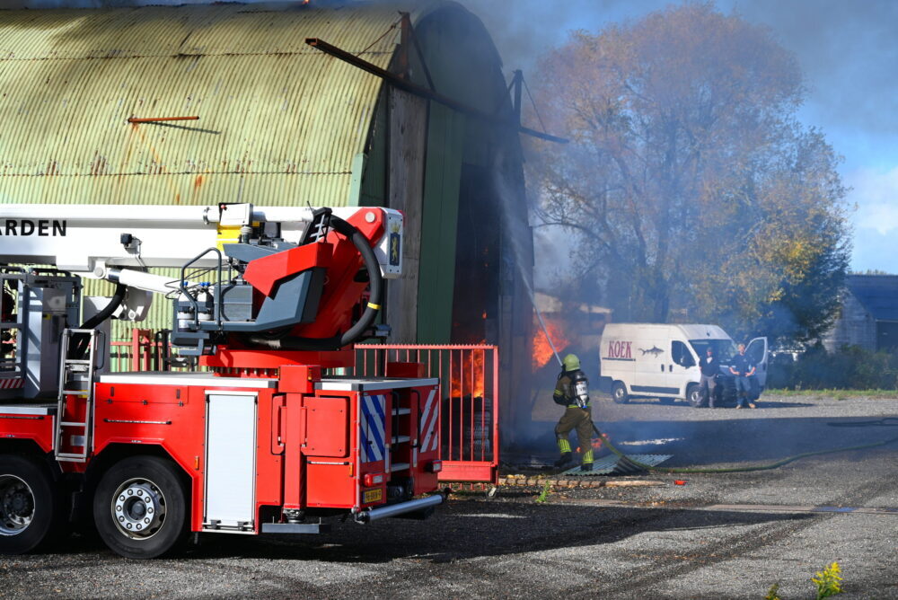 Veel rookontwikkeling bij uitslaande brand in loods in Leeuwarden