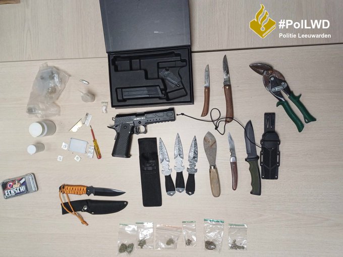 Preventieve fouilleringsactie in Leeuwarden: 7 messen, 1 airsoft wapen, 12 bolletjes cocaïne en drie aanhoudingen