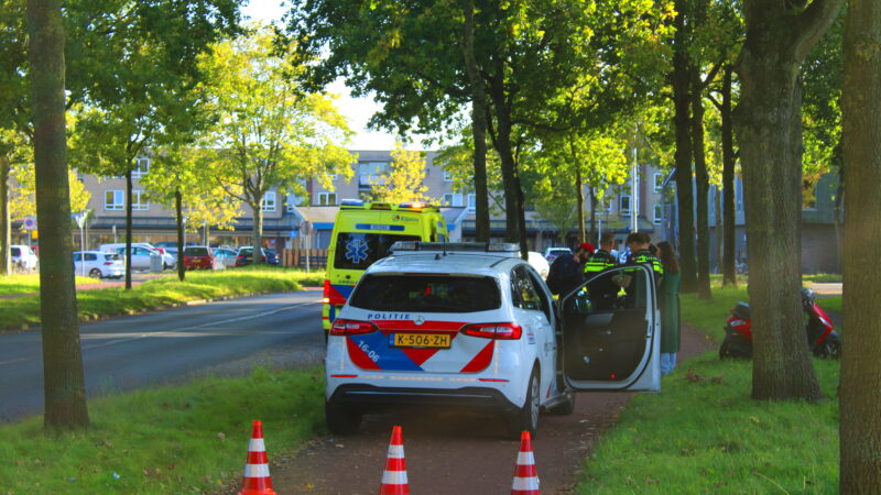 Twee scooterrijders botsen op elkaar in Leeuwarden