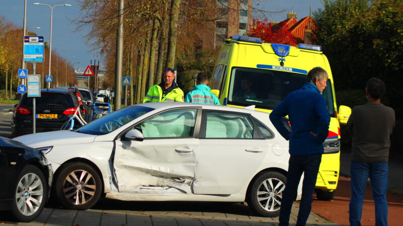 Twee auto’s botsen op elkaar in Leeuwarden