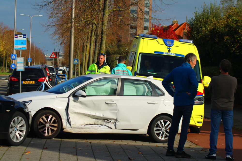 Twee auto’s botsen op elkaar in Leeuwarden