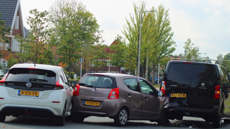 Grote verkeersopstopping door ongeval met drie voertuigen in Leeuwarden