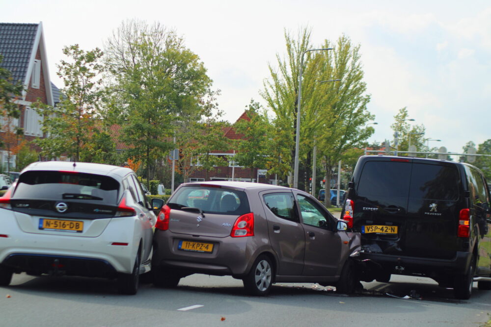 Grote verkeersopstopping door ongeval met drie voertuigen in Leeuwarden