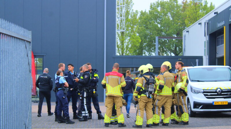 Brandweer onderzoekt mogelijk gaslek in garagebedrijf in Leeuwarden