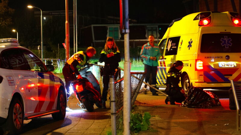 Scooterrijder (54) botst na politieachtervolging tegen hek in Leeuwarden