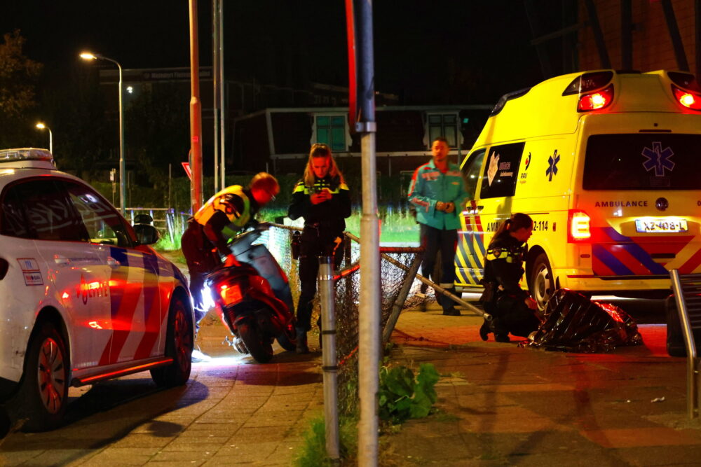 Scooterrijder (54) botst na politieachtervolging tegen hek in Leeuwarden
