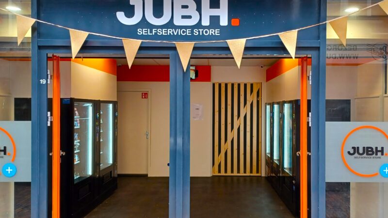 Automatenshop met o.a. snacks, frisdrank, t-shirts in de Doelesteeg in Leeuwarden