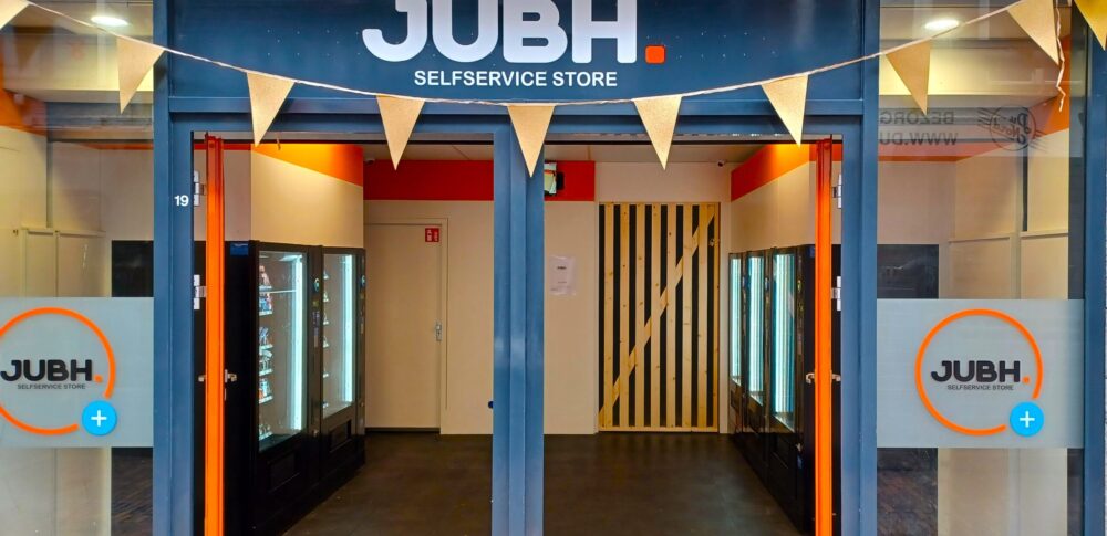 Automatenshop met o.a. snacks, frisdrank, t-shirts in de Doelesteeg in Leeuwarden