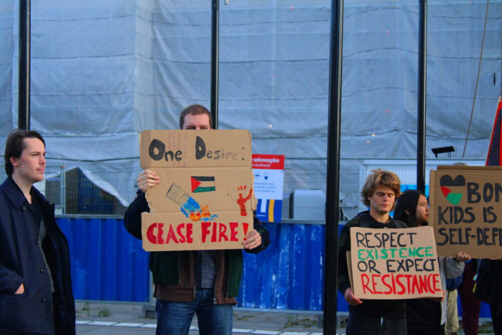Sit-in als steunbetuiging aan de Palestijnen bij Station Leeuwarden