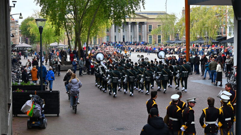 Duizenden bezoekers genieten van maar liefst 21 muziekkorpsen in hartje Leeuwarden