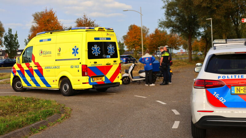 Pizzabezorger op scooter en andere scooterrijder botsen op elkaar in Leeuwarden