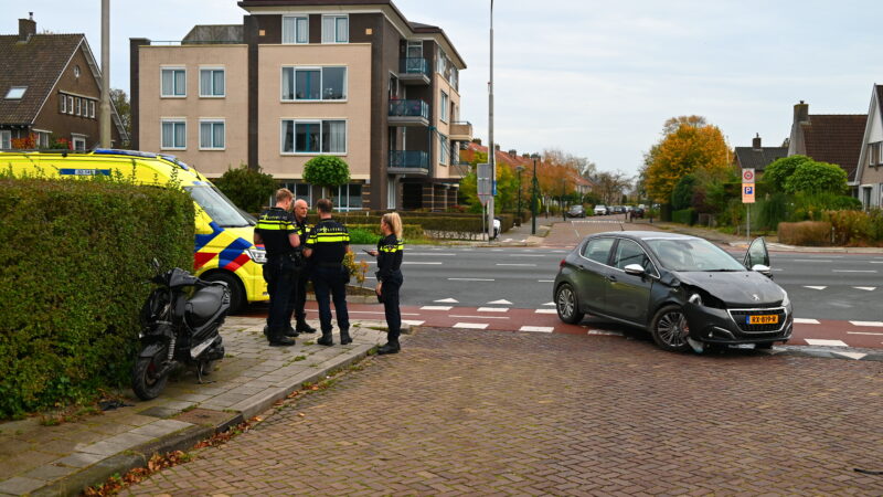 Scooterrijder gewond na botsing met auto in Leeuwarden