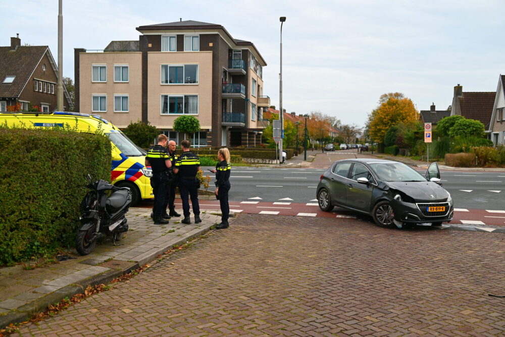 Scooterrijder gewond na botsing met auto in Leeuwarden