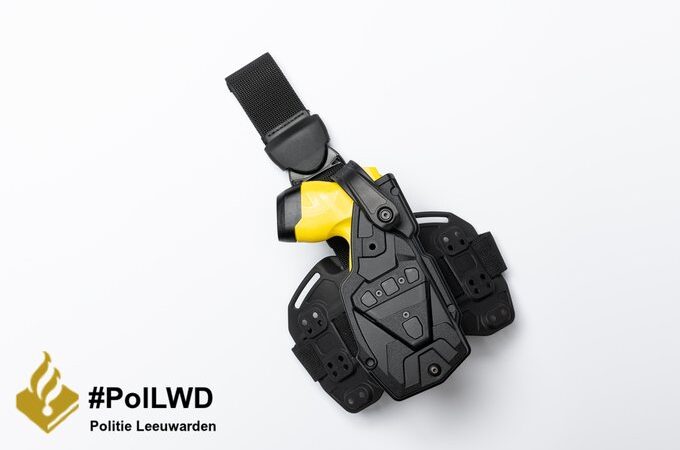 Leeuwarder (27), zwaar onder invloed van drugs, probeert door deur te springen